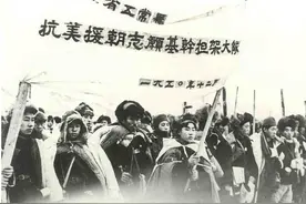 ​志愿军追着美军到达兴南港，美军7艘航母，300艘军舰为何不开炮？图片