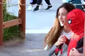 baby逛迪士尼被偶遇，发现偷拍秒挡脸，3岁小海绵太可爱图片