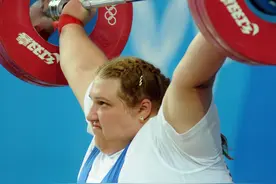 奥运会严禁兴奋剂，上场前国外教练给举重运动员闻的小瓶是什么？图片