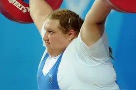 奥运会严禁兴奋剂，上场前国外教练给举重运动员闻的小瓶是什么？图片