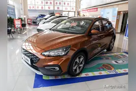 1.5T+8AT自动挡，空间表现超同级的合资轿车，带你看福特福克斯图片
