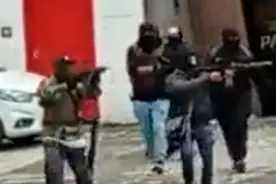 20名蒙面劫匪突袭金库，先进武器激战4分钟，南美警察落荒而逃图片