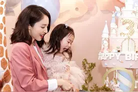 董璇女儿化身美食博主，吃炸鸡教大家方言，古灵精怪讨人喜爱图片