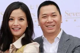 揭秘赵薇的4段情史：2位男友帮助她一路成名，老公黄有龙是合伙人图片