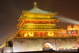 2020年1月15日西安钟楼雪夜景金光灿灿，灯光辉煌，人来人往图片