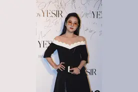 何洁瘦下来太美了，黑色一字肩连衣裙配大背头，茶色墨镜复古洋气图片