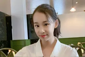 张丹露晒和女儿同框照，母女俩长发披肩好惊艳，同框宛如姐妹图片
