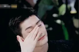 36岁张翰黑西装出席活动，配饰将近两百万？谈及前任眼带泪光图片