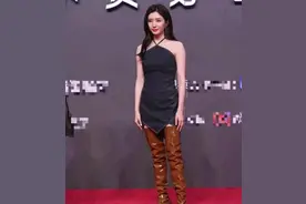 天生丽质的江疏影 因为一条“加长版”高筒靴 长腿秒变短腿图片
