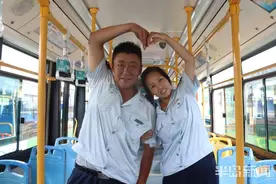 公交夫妻档别样过七夕：每天只有半小时“二人世界”图片