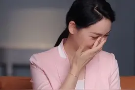 安徽台一姐周群罕见失态！因谈亲子教育感触多，情绪崩溃频抹泪水图片