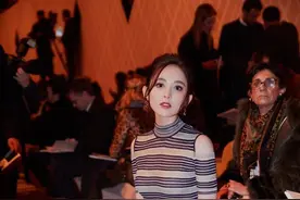 别再露脚踝了，试试娜扎、倪妮的露袜穿搭，让你有风度更有温度图片