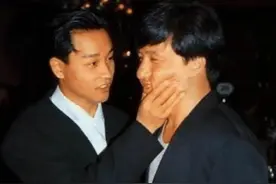 张国荣在圈内的地位如何？踢向华强椅子，捏成龙脸，抽烟录节目图片