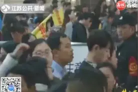 南京地铁二号线突发故障，大面积延误，视频拍下人满为患场景视频封面