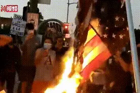 真怒了！非裔男子被美国警察暴力执法锁喉致死引大规模抗议图片