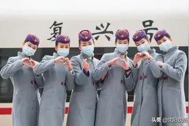 太美了！铁路乘务员上班换装PK下班换装图片