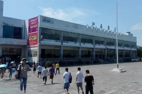 大学饭堂打菜阿姨手老抖！网友：你抖吧，我们吃外卖图片