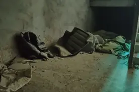 临河这个小区地下车库成垃圾场，想交物业费被拒收，咋回事？图片