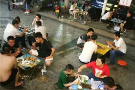 门口摆摊收入翻倍！政策撑腰地摊经济，郑州烧烤“后浪”有盼头图片