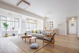 他家套内110平，全屋原木风不做吊顶，白墙配木质家具太漂亮了图片