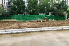 郑州一小区门口修条路，结果小区的大门要“消失”了？到底咋回事图片
