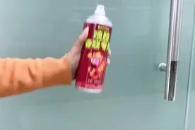 这才是贴春联的正确方式！喷一喷，风吹雨淋都不掉图片