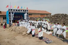 农村俗语“雪落新坟, 辈出贵人;雨浇棺, 人财疏”,啥意思？在理吗？图片