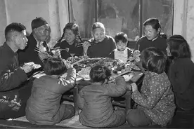 老北京人饭桌上的老礼儿，光使筷子的规矩就很多，老礼不该废啊图片