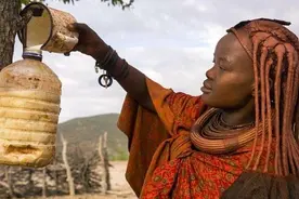 非洲“红泥”部落，女性以“赤裸”为美，男女关系很随便图片