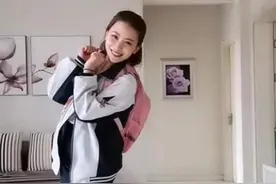 40岁冻龄妈妈穿14岁女儿校服，秒变“校花”，网友：初恋的感觉图片