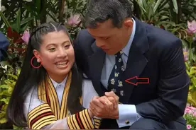 泰国小公主趴地跪拜泰王，68岁玛哈赶紧蹲下扶女儿，秒变慈老爸图片