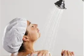 女人洗澡时站着排尿对身体好吗？若想保持健康，这几个习惯要坚持图片
