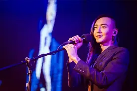 那个10年前出家的“音乐天才”又红了：明明可以靠脸却偏要靠实力图片