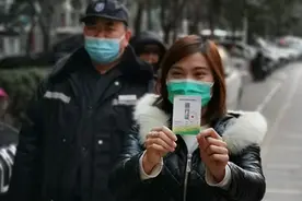 记者现场直击石家庄有序解封，市民：“我就想去马路上走走”图片
