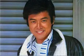 三浦友和年轻又帅又潮，夹克+喇叭裤、衬衫+西裤，照穿干净时髦图片