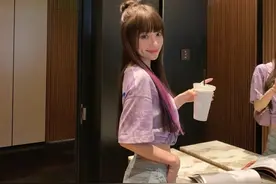 李小璐又换新造型，染紫色头发秀小蛮腰性感甜美图片