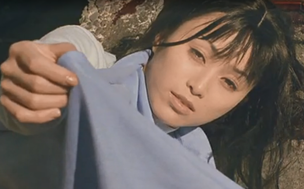 伽椰子的出场,都会伴随着骨头错位的咔嚓声,只要是声音响起,伽椰子