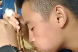 重庆一消防员凌晨出警回来吃早餐，全程闭着眼睛吃饭，让人心疼图片