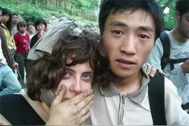 2008年汶川地震，都江堰小伙救下以色列女孩，女孩苦寻13年再相见图片