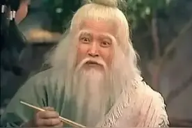 女孩躲厨房“偷吃”烤鸭，被逮后表情萌化，网友：唯美食不可辜负图片