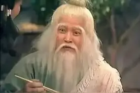 女孩躲厨房“偷吃”烤鸭，被逮后表情萌化，网友：唯美食不可辜负图片