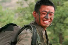 “戏精”王宝强，拍《士兵突击》时天马行空，段奕宏：根本接不上图片