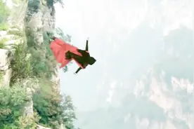 看到大恶心想要娶自己，美女以死明志，直接跳下了万丈深渊视频封面