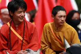 丁真骑马游街，警车开道，明星范十足图片