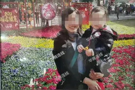 夫妻争吵后妻携3岁女7楼坠下，夫拍坠亡照发女方家属群“过来收尸”，现场视频显示路人曾提醒妻子当时还有气图片