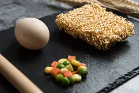 泡才是泡面最正确的吃法，因为它叫泡面，而方便面就不同了图片