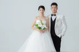 民警新郎缺席，新娘独自一人完成特殊的婚礼，爱与祝福没有缺少图片