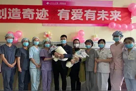 6个月超早产双胞胎历经90天终救回，刚出生时没有自主呼吸，兄弟俩加起来不到3斤，一顿只能吃0.5毫升奶图片