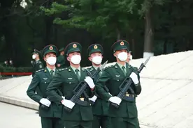 【暖心时刻】那个突然手握刺刀尖的礼兵，原来是他！图片