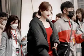 男演员拉李一桐手臂，将头狠狠按进蛋糕里，有谁注意到她的表情图片